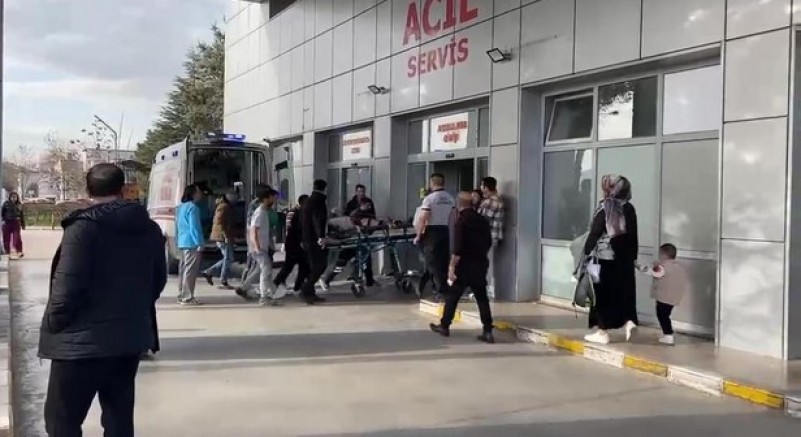 İskeleden düşen 2 işçi yaralandı
