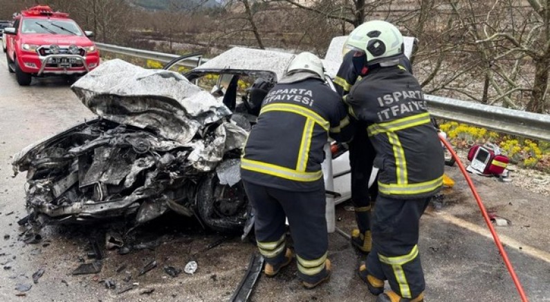 Isparta-Antalya kara yolunda kaza: 2 ölü, 4 yaralı