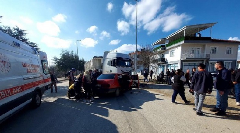 Isparta'da iki otomobil çarpıştı: 4 yaralı
