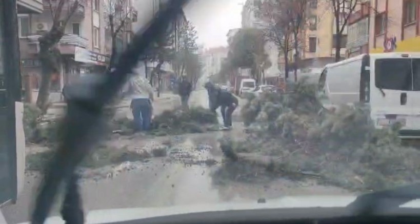Isparta'da sağanak ve fırtına hayatı olumsuz etkiledi