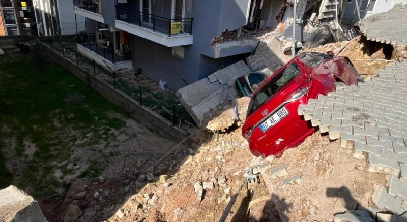 İstinat duvarı çöktü: 151 kişi tahliye edildi