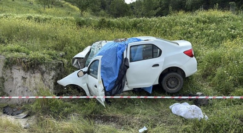 İstinat duvarına çarpan otomobildeki 3 kişi öldü
