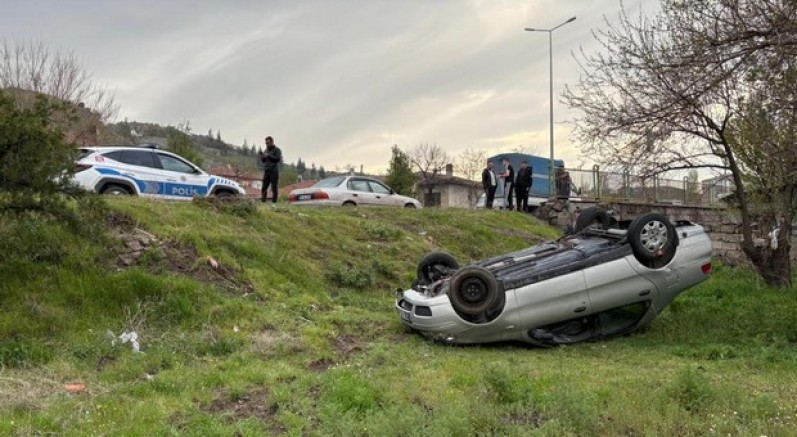 İzinsiz aldığı otomobille kaza yaptılar: 2 yaralı