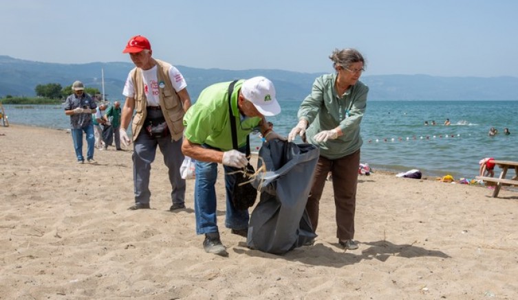 İznik'te sahil temizliği