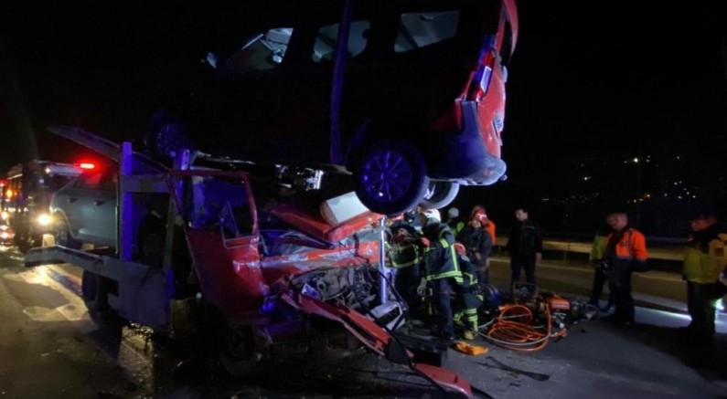 Kabine sarkan aracı vinç tuttu, itfaiye sürücüyü kurtardı