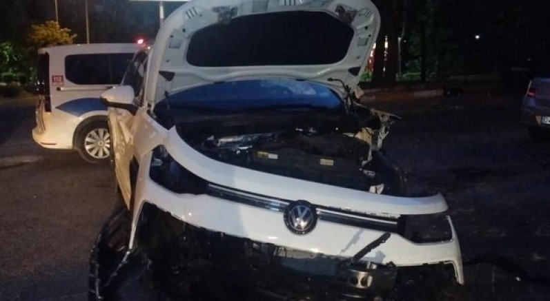 Kadıköy'de iki otomobil çarpıştı: 2 yaralı