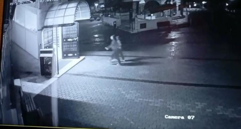 Kadın çocuğu ile birlikte camiye sığındı