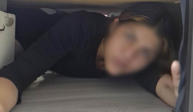 Kadın hırsız, baza altında yakalandı