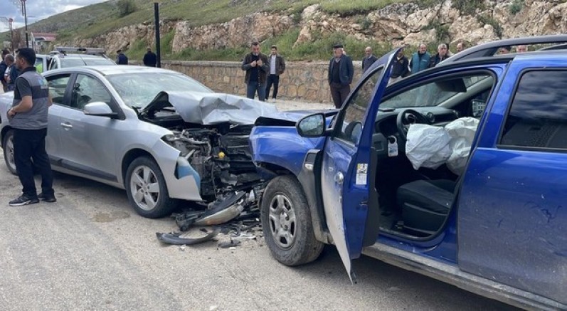 Kafa kafaya çarpıştılar, 8 kişi yaralandı