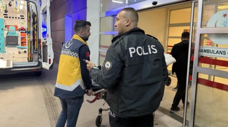 Kafasında bardak kırarak kendini yaraladı