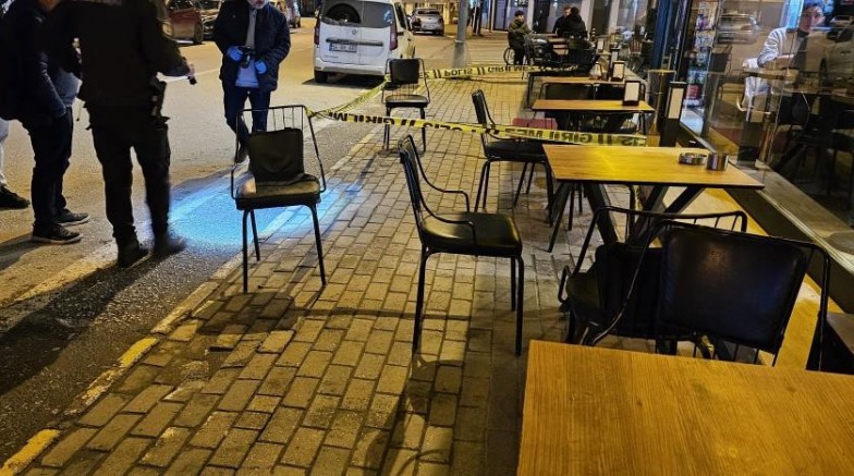Kafede birlikte oturduğu genci, silahla vurarak kayıplara karıştı