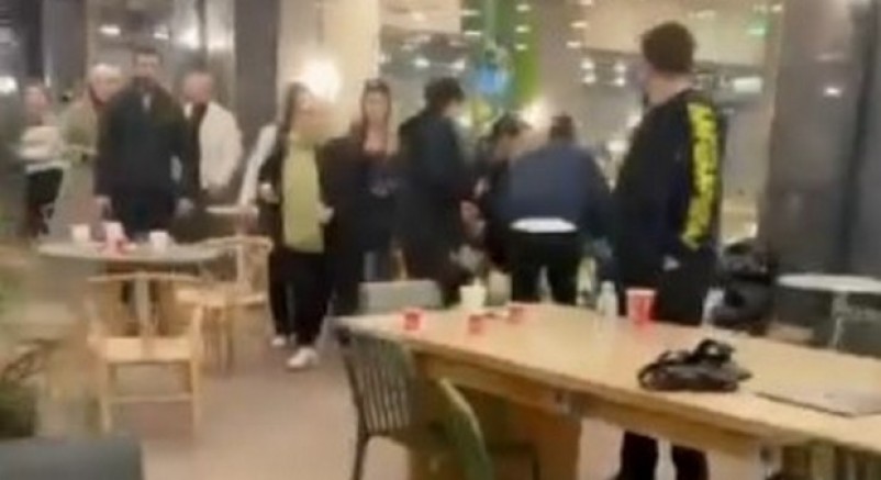 Kafede otururken silahlı saldırıya uğradı