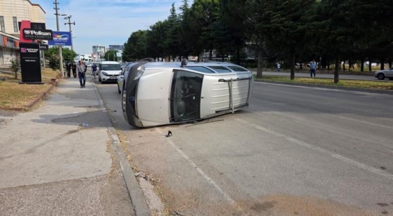 Kaldırıma çarpan araç takla attı: 2 yaralı