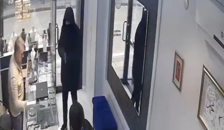 Kamera şakası gibi soygun girişimi