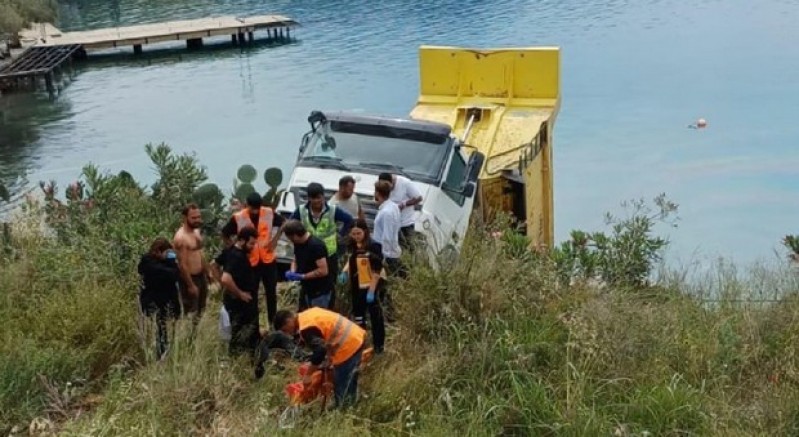 Kamyon denize düştü, 2 kişi yaralandı