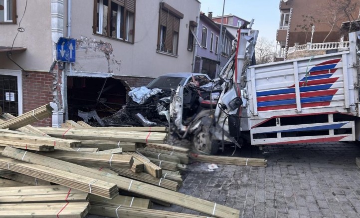 Kamyon dükkana daldı, 2 kişi hayatını kaybetti