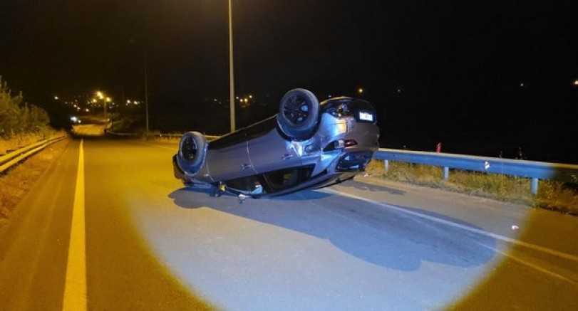 Kamyon ve otomobile çarpan araç takla attı: 2 yaralı