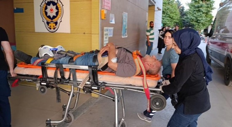 Kamyona arkadan çarpan servisin sürücüsü ağır yaralandı