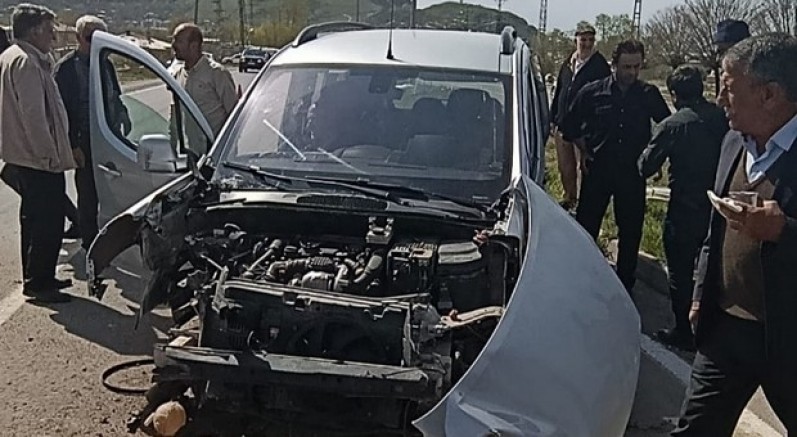 Kamyonet aydınlatma direğine çarptı: 4 yaralı
