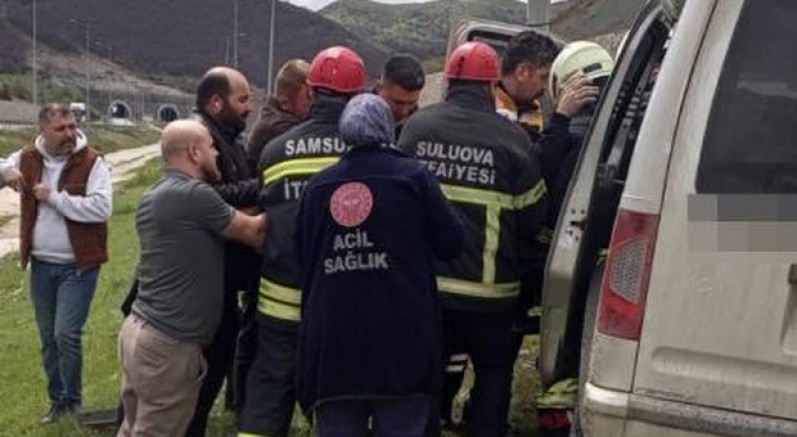 Kamyonet bariyerlere çarptı: 5 yaralı