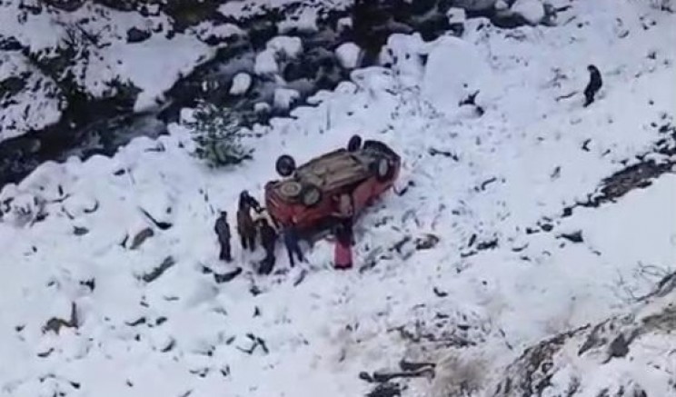 Kamyonet dere yatağına yuvarlandı: 5 yaralı