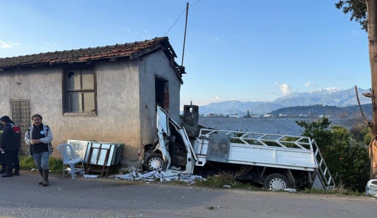 Kamyonet eve çarptı: 1 ölü