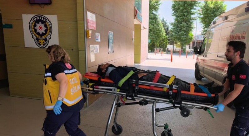Kamyonet ile motosiklet çarpıştı: 1 ağır yaralı