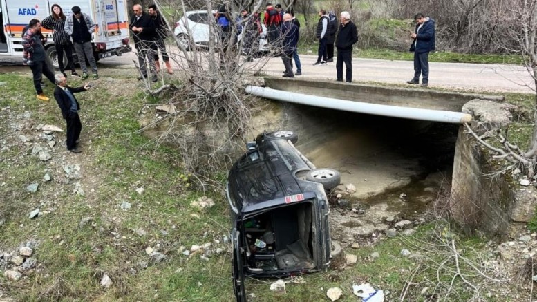 Kamyonet menfeze devrildi: 3 yaralı