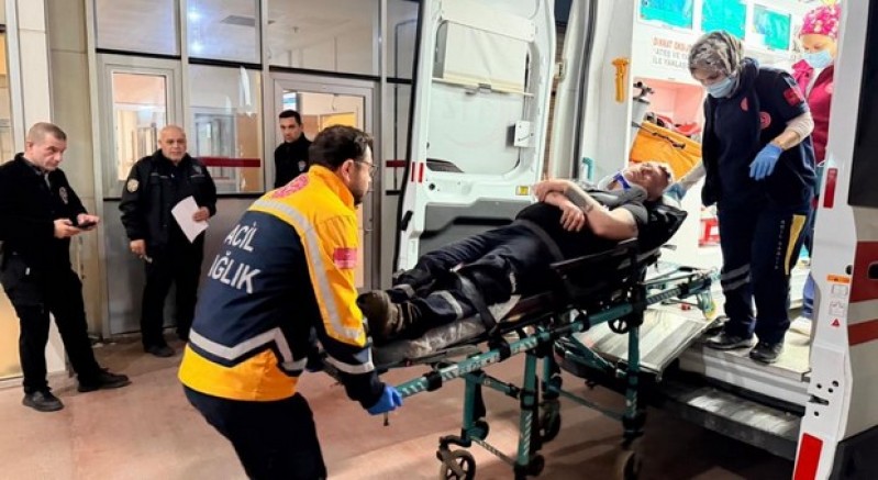 Kamyonet orta refüje savruldu; 1 yaralı