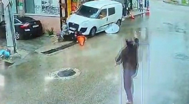 Kamyonet yayaların arasına daldı