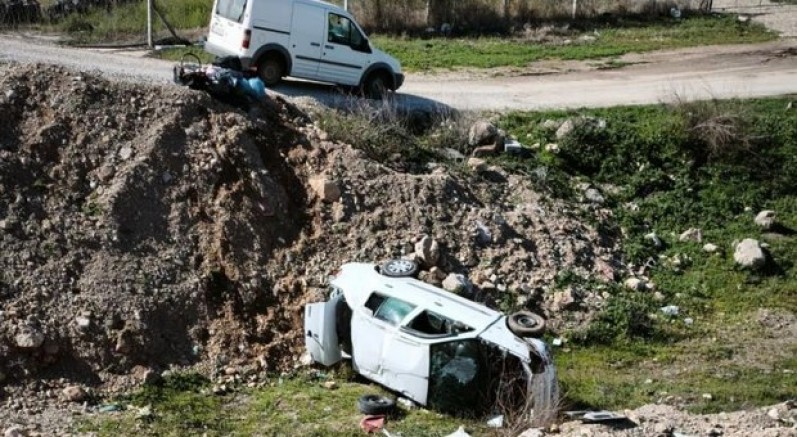 Kamyonete çarpan otomobil boş araziye uçtu: 4 yaralı