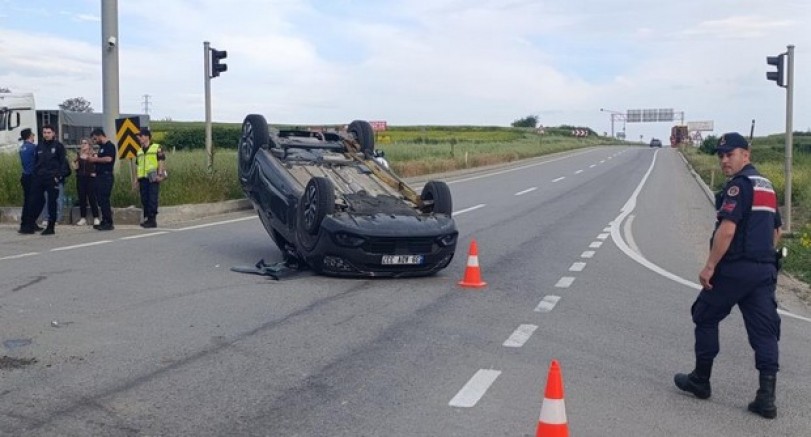 Kamyonetle çarpışan otomobil ters döndü: 1 yaralı