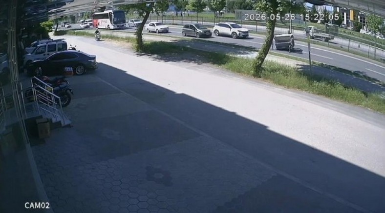 Kamyonetten düşen demir kafes faciaya davetiye çıkardı