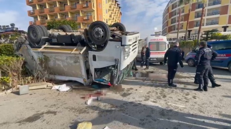 Kamyonun çarptığı çöp kamyonu devrildi: 1’i ağır 3 işçi yaralandı