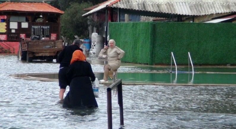 Kaplıca sular altında, vatandaşlar şifa peşinde