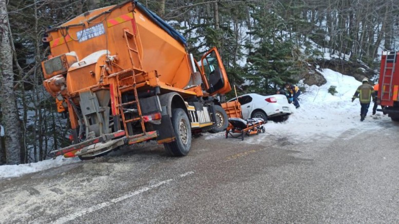 Kar küreme aracı otomobille çarpıştı: 2 yaralı