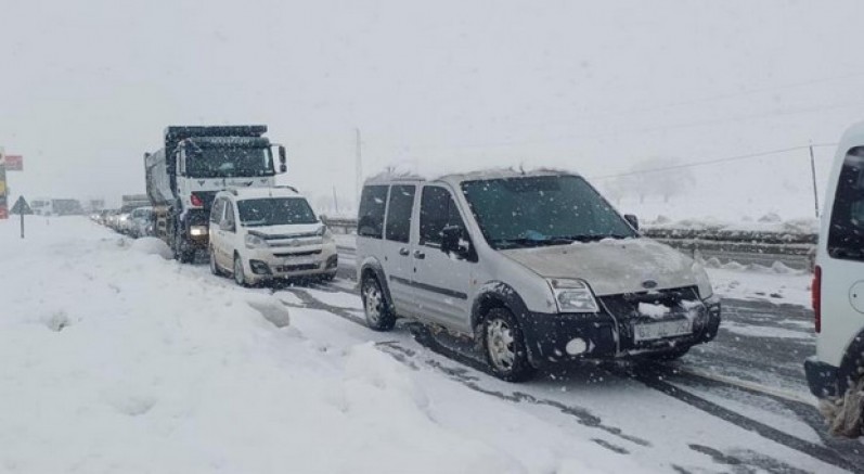 Kar ve tipi ulaşımı aksatıyor