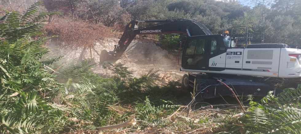 Karacabey’de metruk binaların yıkımı sürüyor