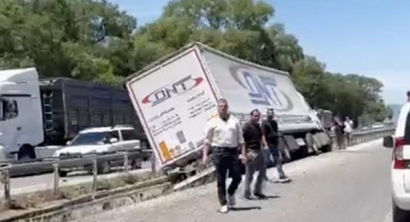 Karacabey’de ön lastiği patlayan tır refüje girdi