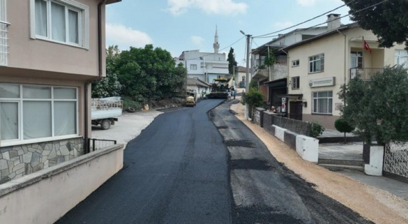 Karacabey'in Yenikaraağaç Mahallesi'nde yollar yenileniyor