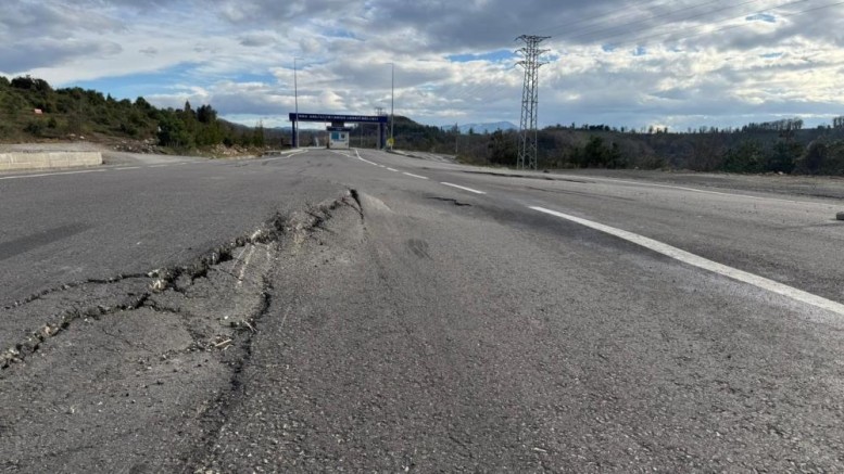 Karadeniz Ereğli OSB yolunda göçük