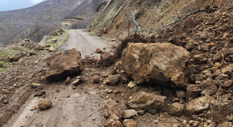 Karakoçan’da toprak kayması