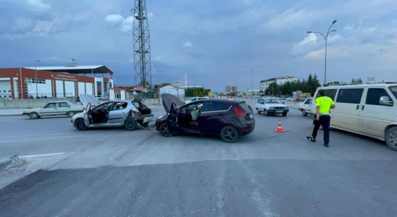 Karaman'da iki otomobil çarpıştı: 1 yaralı
