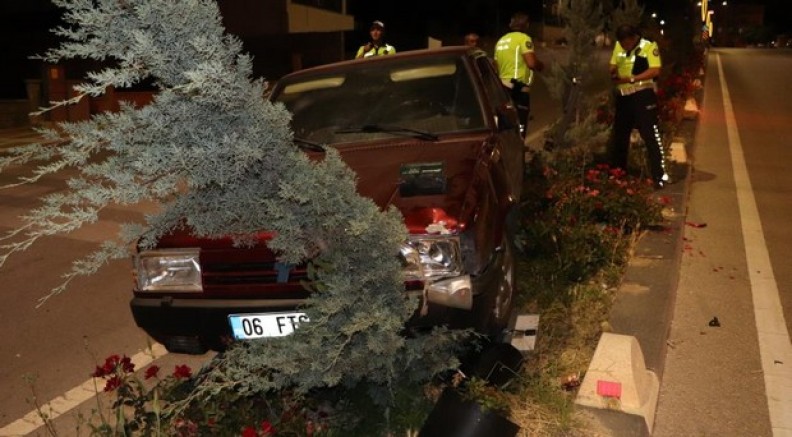 Karaman’da otomobil refüje çıktı: 1 yaralı