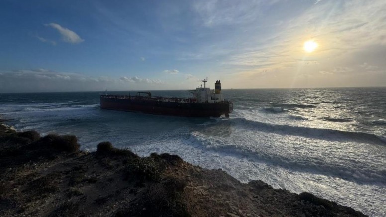 Karaya oturan tanker 12 gün sonra kurtarıldı