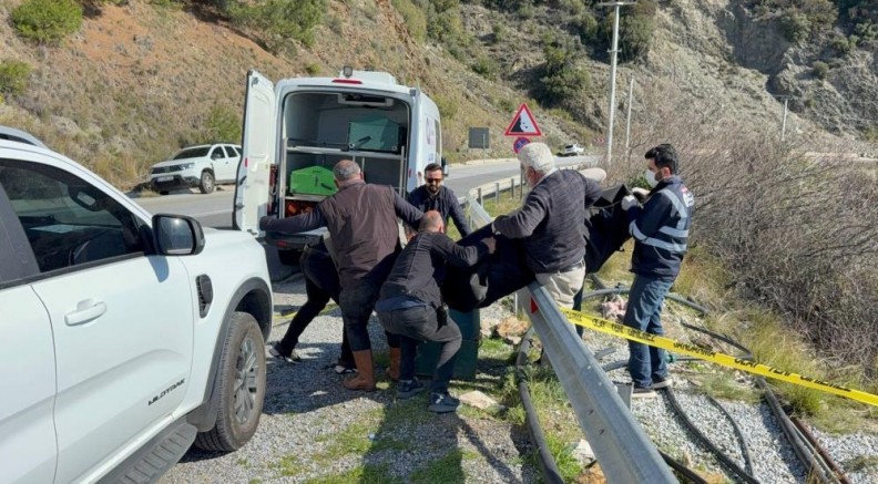 Karayolu kenarında kadın cesedi