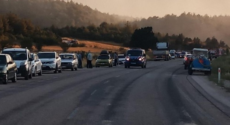 Karayolu orman yangını nedeniyle trafiğe kapatıldı