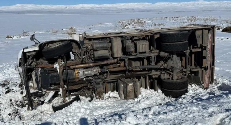 Kars’ta kamyon şarampole devrildi: 1 yaralı