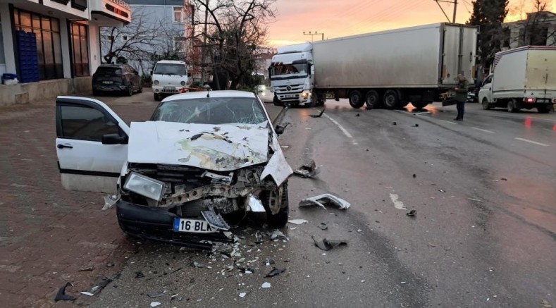 Karşı şeride geçen tır, otomobille kafa kafaya çarpıştı
