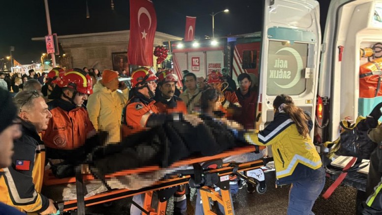 Karşıya geçmek isteyen kadın kamyonun altında kaldı